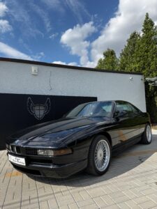 BMW 850i V12 – čierna klasika pre zberateľa aj nadšenca jazdy
